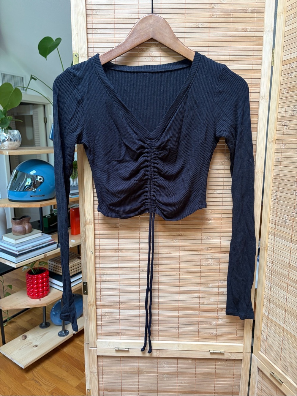 Alo yoga Black Ruched Long-Sleeve V-Neck Crop long sleeve Top